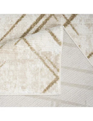 Zbliżenie na strukturę i wzór dywanu – jasny krem z geometrycznym motywem