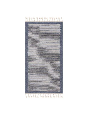 Długi chodnik w geometryczne paski