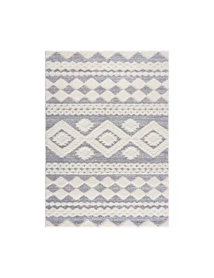 Dywan Focera z miękkim, puszystym runem i neutralną kolorystyką.