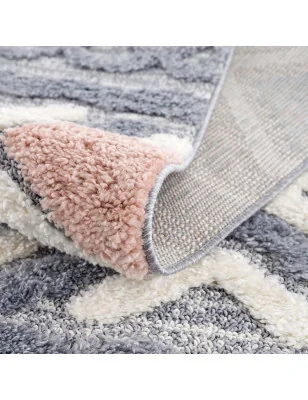 Miękki dywan z geometrycznym wzorem i efektem high-low