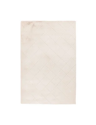 Dywan Rabbit Jasny Beż z miękkim futrem królika i wzorem rombów.